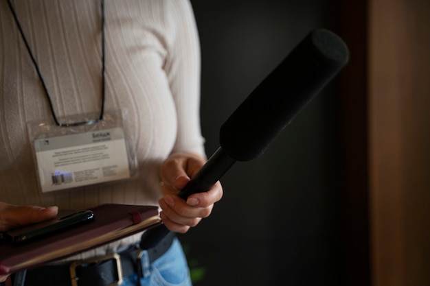 Foto reportero de prensa siguiendo pistas en un caso