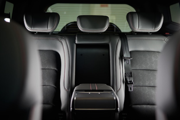 El reposabrazos del vehículo con soporte de taza de diseño beige para automóviles de lujo