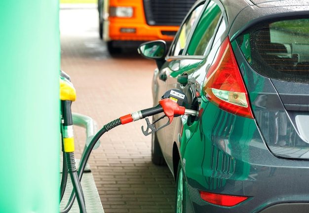 Repostaje de coches en una gasolinera