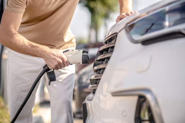 Repostaje. Hombre de la máquina repostar el coche en una gasolinera