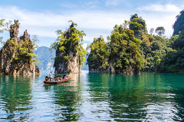 Represa de Ratchaprapha no parque nacional de Khao Sok, província de Surat Thani.