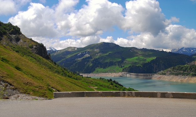 Represa e lago de Roselend nos Alpes franceses