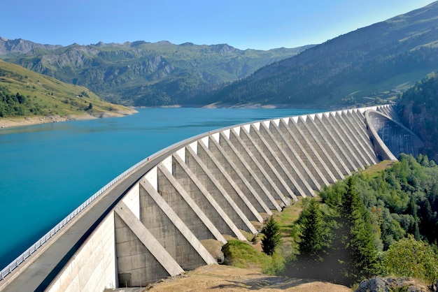 La represa roselend con agua turquesa en un paisaje montañoso en Francia