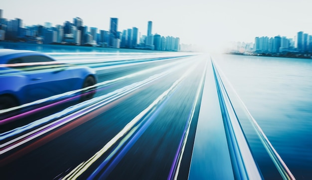 Representación 3D de un coche deportivo azul sin marca con efecto de luz y desenfoque de movimiento Fondo del horizonte de la ciudad Escena del atardecer