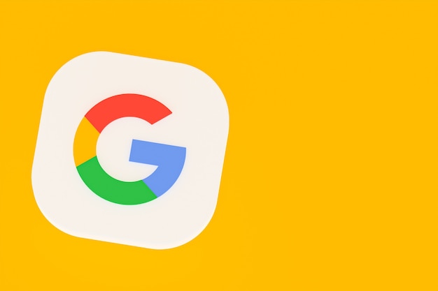 Foto representación 3d del logotipo de la aplicación de google sobre fondo amarillo