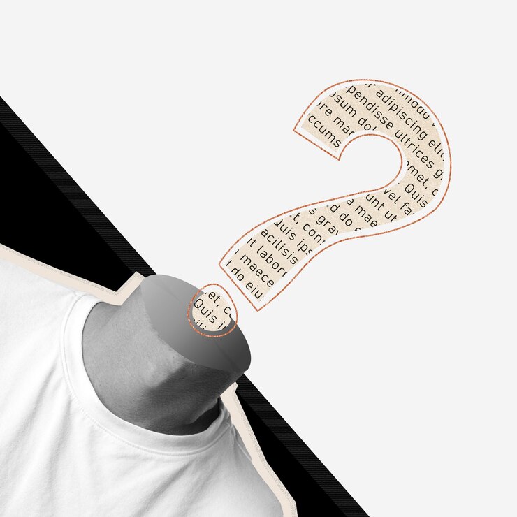 Foto representación abstracta de la incertidumbre con un torso de maniquí y un signo de interrogación en una exposición de arte contemporáneo