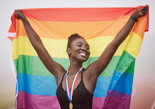 Representando la igualdad. Retrato recortado de una atractiva joven atleta celebrando su victoria.