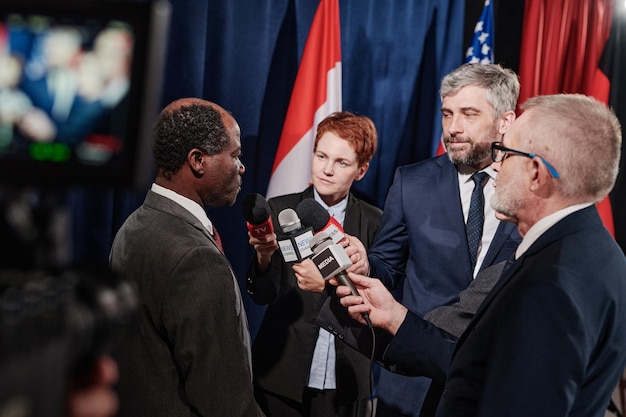 Representante africano dando una entrevista