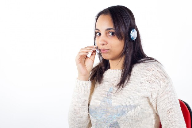 Representante del cliente chica con auriculares