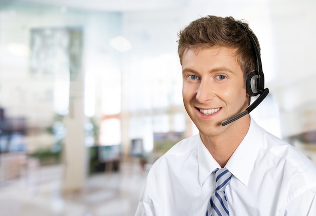 Representante de atendimento ao cliente masculino sorrindo