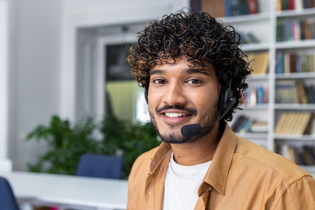 Representante de serviço ao cliente amigável com fone de ouvido sorrindo no escritório