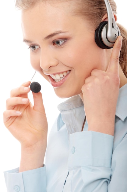 Representante de serviço ao cliente com fone de ouvido contra fundo branco