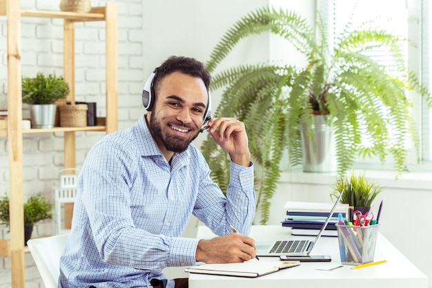 Representante do serviço ao cliente no trabalho.