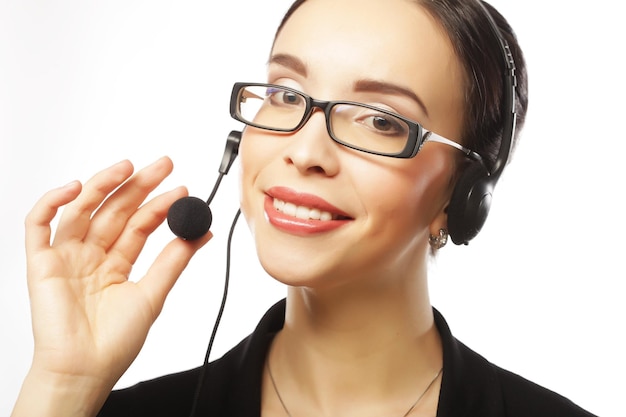 Representante de servicio al cliente femenino sonriendo