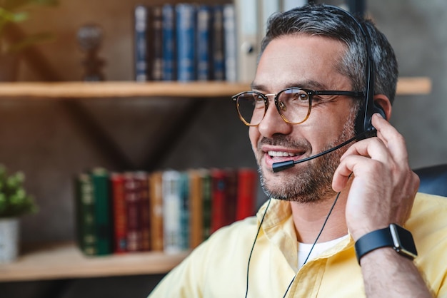 Representante de ventas de mediana edad teletrabajando desde la oficina en casa