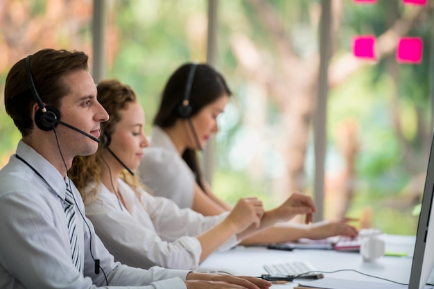 Representantes de clientes que trabajan en el escritorio de la oficina