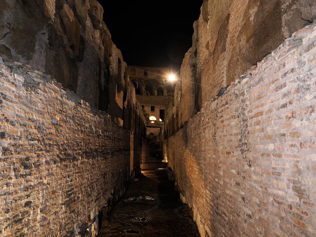 Reproducción del cabrestante dentro del Coliseo Roma vista interior por la noche en el cielo negro