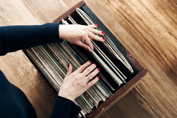 Foto reproducción de discos de vinilo escucha música de reproductor de discos de vinilo estilo de música retro y vintage