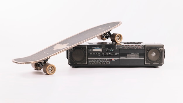 Reproductor de audio vintage con patineta