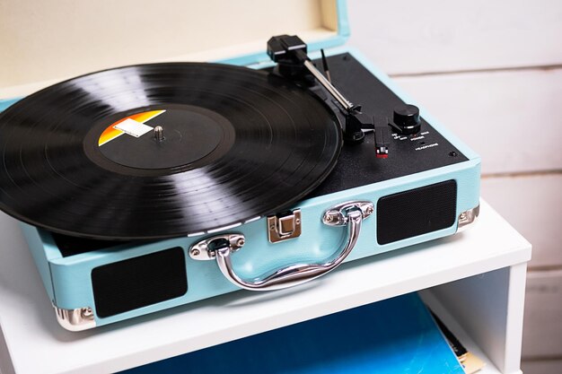 Reproductor de discos de vinilo analógico con disco equipo de audio giratorio moderno de cerca