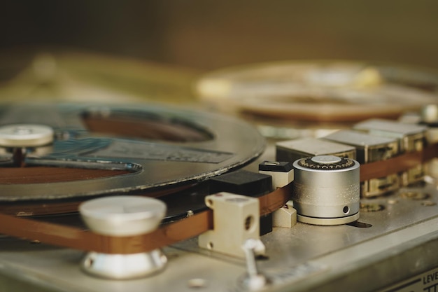 Reproductor de grabadora de cubierta de cinta de carrete abierto estéreo analógico con carretes de metalCubierta de carrete estéreo analógico vintage