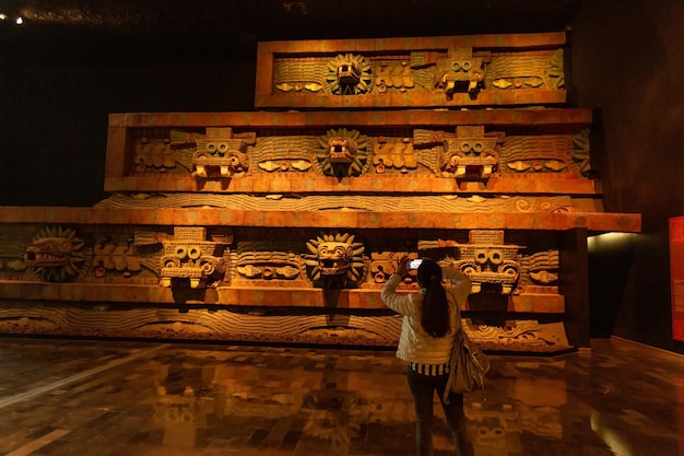 Reproduktion des Tempels der gefiederten Schlange in Teotihuacan, Nationalmuseum Mexiko