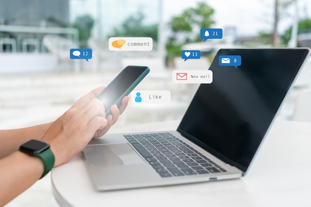 Reproduzca las redes sociales en su computadora portátil con el icono de comunicación