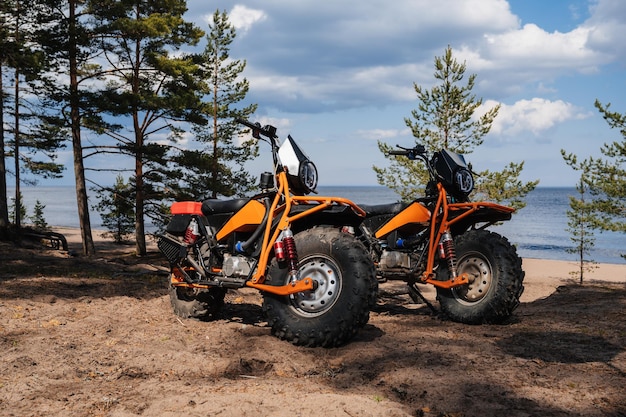 REPÚBLICA DA CARÉLIA RÚSSIA CIRCA JUNHO DE 2022 Torneio Offroad Ladoga Trophy 2022 em Karelia Duas motocicletas esportivas offroad estão estacionadas na praia na floresta