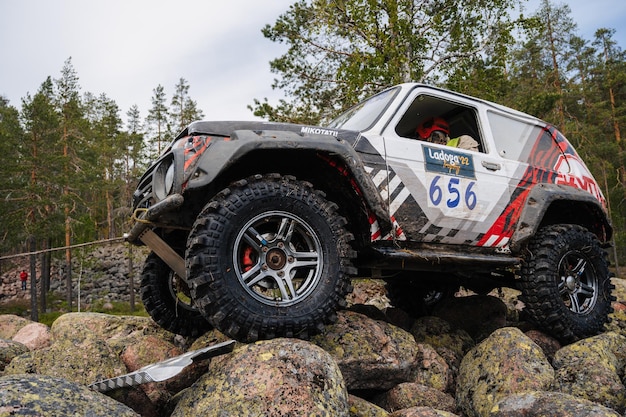 Foto republica da carelia russia circa juno 2022 torneio de off-road ladoga trophy 2022 em torno do lago ladoga off-road jeep niva 4x4 passeios de carro em uma corrida nas rochas na natureza