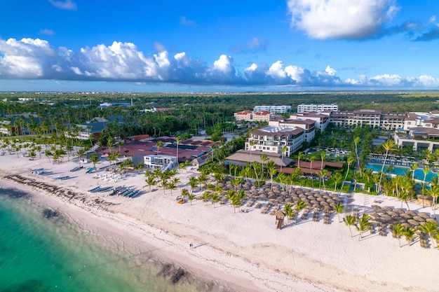 República Dominicana Punta Cana bela costa marítima do Caribe com água turquesa e palmeiras