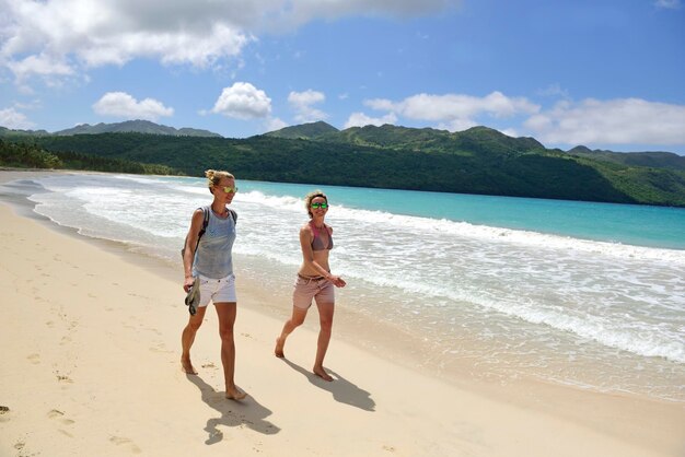 República Dominicana, Samaná, dos mujeres caminando por la playa