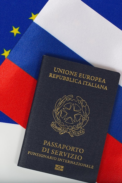 República Italiana. Passaporte de serviço de um oficial internacional. Tradução do italiano. O passe é colocado nas bandeiras da UE e da Rússia.