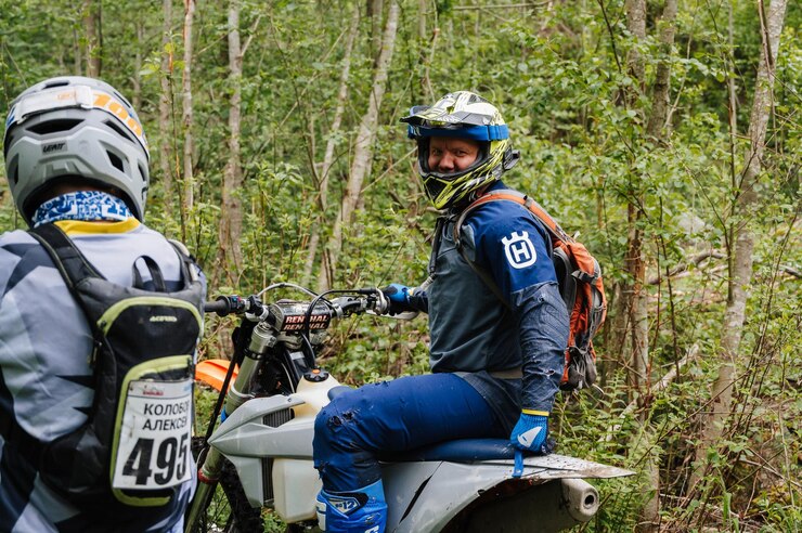 Foto república de karelia rusia alrededor de junio de 2022 torneo offroad ladoga trophy 2022 en karelia un corredor de motocicletas en un casco sentado en una motocicleta deportiva