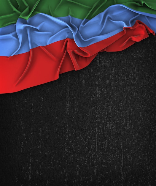 Republik Dagestan-Flagge Weinlese auf einer Grunge-schwarzen Tafel mit Raum für Text