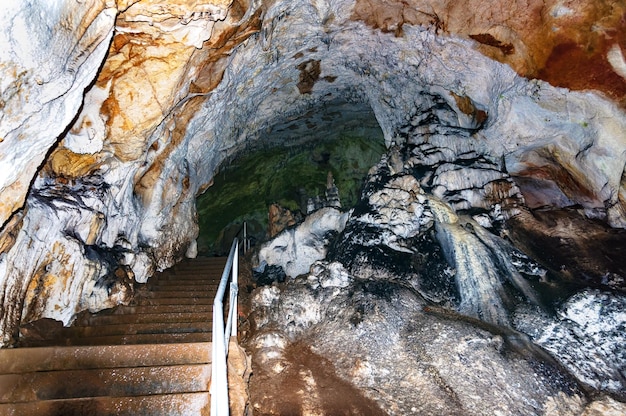 Republik Krim Stalaktiten und Stalagmiten in der Höhle Emine Bair Khosar Selektives Schärfen