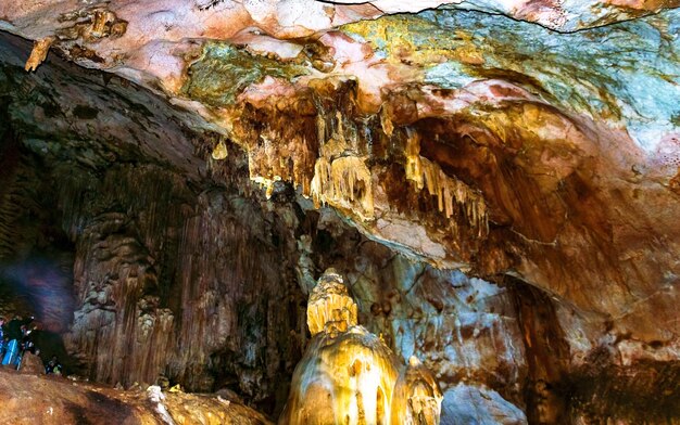 Republik Krim Stalaktiten und Stalagmiten in der Höhle Emine Bair Khosar Selektives Schärfen