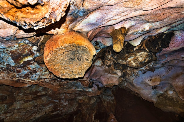 Republik Krim Stalaktiten und Stalagmiten in der Höhle Emine Bair Khosar Selektives Schärfen