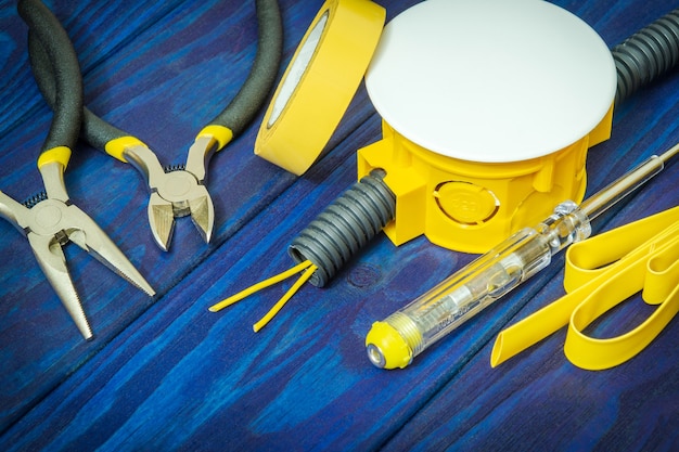Repuestos y herramientas para electricidad en tableros azules