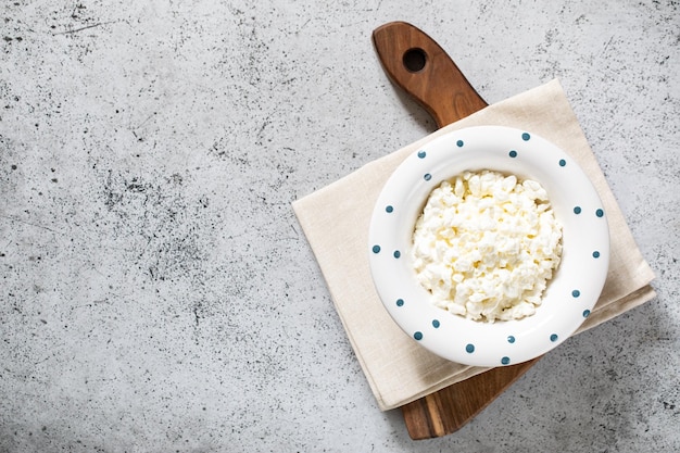 Foto requeijão caseiro com frutas e hortelã requeijão em uma tigela produtos lácteos