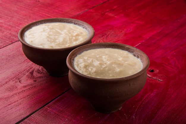 Requeijão doce ou dahi doce em hindi, servido em panela de barro, foco seletivo