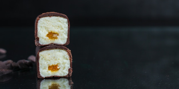 requeijão em cobertura de chocolate com recheio de frutas