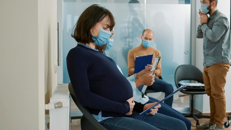 Foto requerente esperando filho no saguão de espera na nomeação de recrutamento, preparando cv para entrevista de emprego. mulher com barriga de bebê se preparando para participar de reunião de contratação sobre aplicação de trabalho.