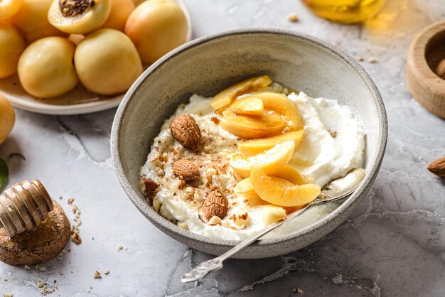 requesón con albaricoques y almendras