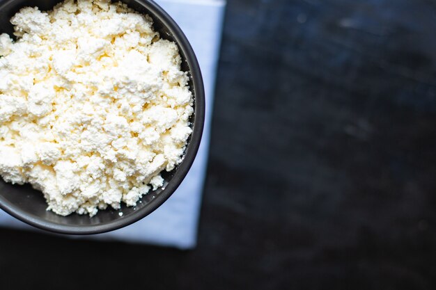 Requesón de cabra o leche de oveja en la mesa comida sana comida rústica espacio de copia