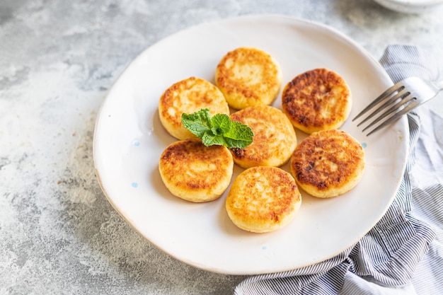 requesón dulce panqueque tarta de queso cuajada desayuno postre syrniki comida saludable, vista superior