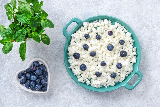 Requesón con frutos rojos y menta