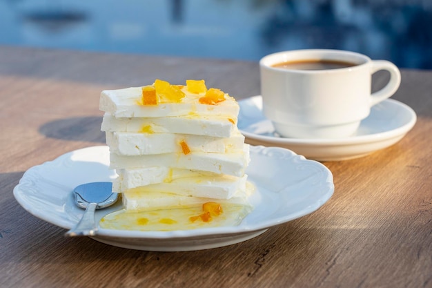 Requesón con mermelada de limón y taza de café en la mesa Concepto de desayuno