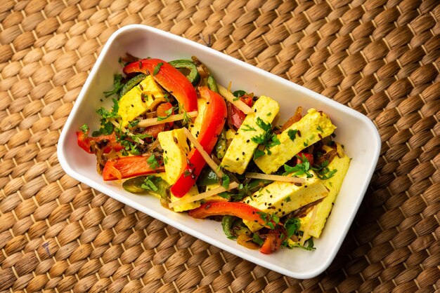 Requesón Paneer Jalfrezi cocinado con pimientos y cebolla