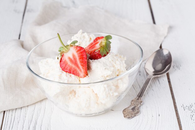 Foto requesón con salsa de fresas y bayas frescas