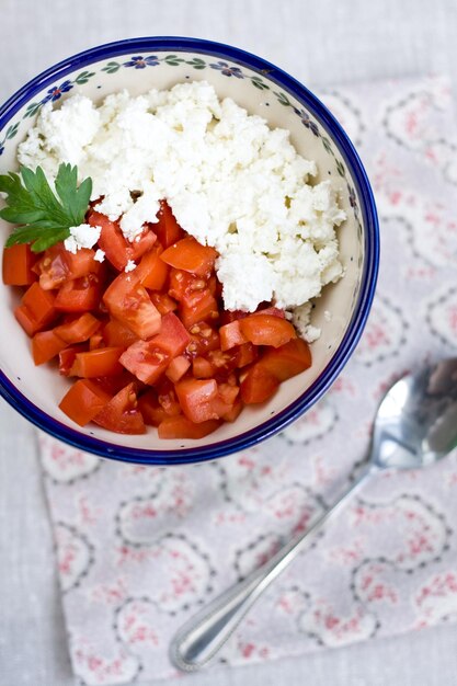 Requesón y tomates para la dieta.